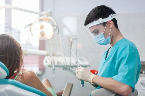 Create a new tooth. prosthetic teeth in the hands of a successful dentist. de Stock Photos