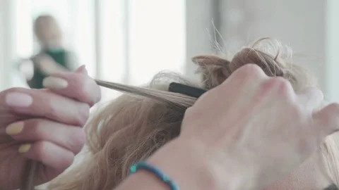 Create a styling for a special case. Master stylist at work Vidéo 74442720