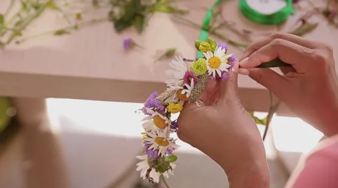 Create a wreath Stock Footage 46837535