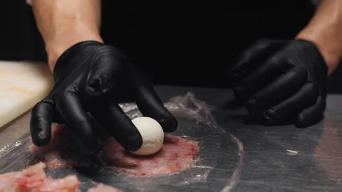 Creating an artistic meal with mozzarella Видео 258498045