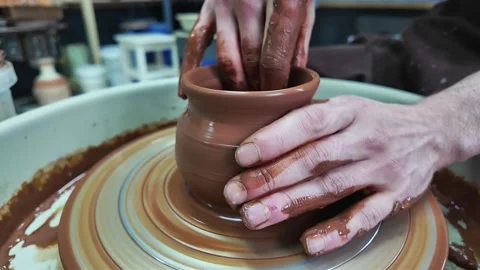 Creating beautiful artisan pottery using a potters wheel in an artistic and Vidéo 323611084