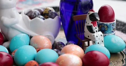 Creating a beautiful Easter eggs centerpiece with spring decorations 库存影片 306066201