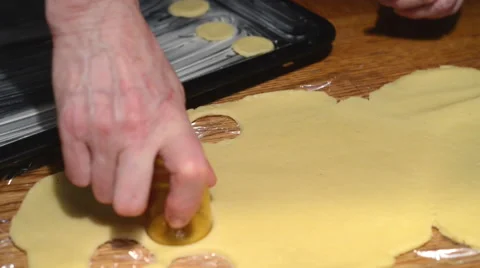 Creating cookies with glas form Video stock 45601830