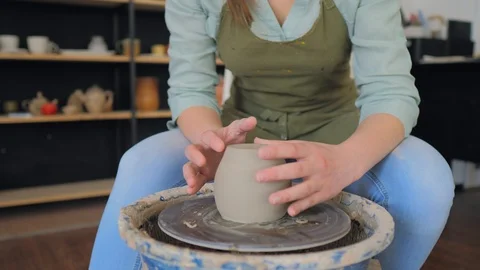 Creating cup of white clay close-up.Girl makes cup out of clay closeup 库存影片 119543685