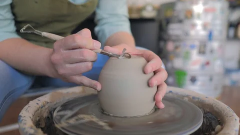 Creating cup of white clay close-up.Girl makes cup out of clay closeup Vídeo Stock 119544102
