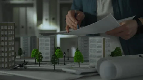 Creating a detailed architectural model of a cityscape in a design studio du Video stock 289578005