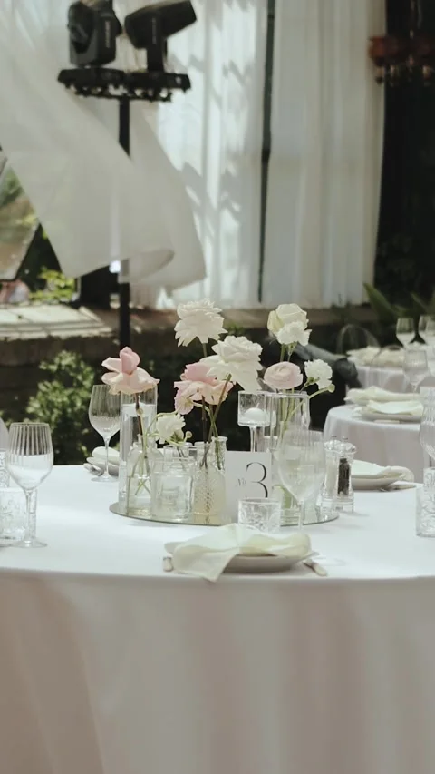 Creating an Elegant Table Setting for a Memorable Wedding or Special Event and Stockbeeldmateriaal 311462002