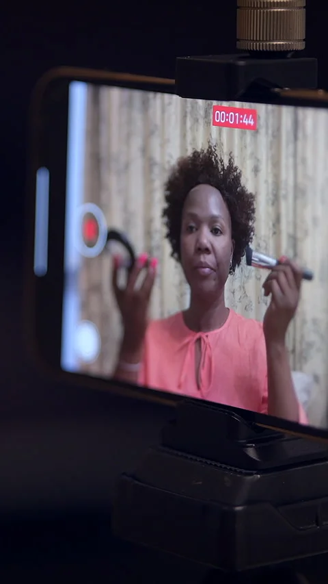 Creating an Engaging Beauty Tutorial Featuring a Highly Skilled and Focused 스톡 동영상 287887704