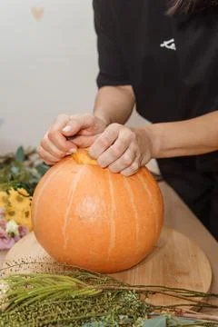 Creating a floral composition in a pumpkin. Making decor with your own hands. Foto stock