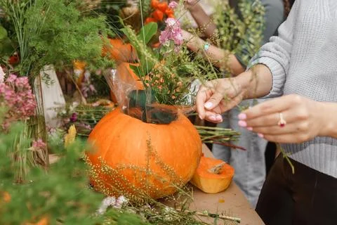Creating a floral composition in a pumpkin. Making decor with your own hands. Foto stock