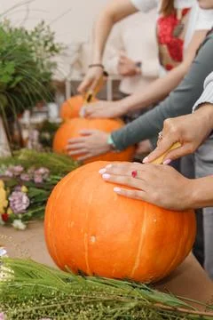 Creating a floral composition in a pumpkin. Making decor with your own hands. Foto stock