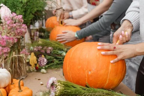 Creating a floral composition in a pumpkin. Making decor with your own hands. Foto stock