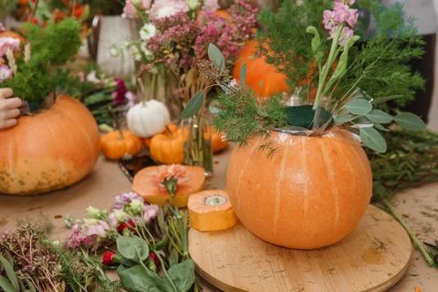 Creating a floral composition in a pumpkin. Making decor with your own hands. Foto stock