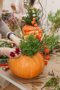Creating a floral composition in a pumpkin. Making decor with your own hands. Foto stock