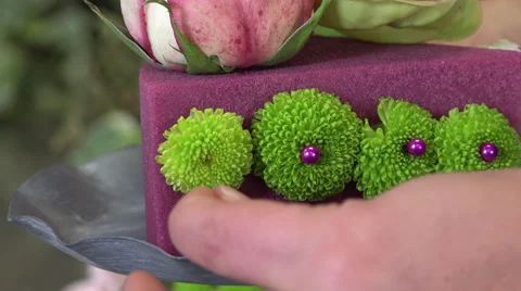 Creating a flower arrangement shaped as a cake Video stock 56877847