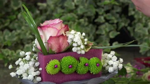 Creating a flower arrangement shaped as a cake Video stock 56881884
