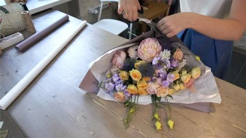 Creating flower bouquet in workshop.. Foto stock