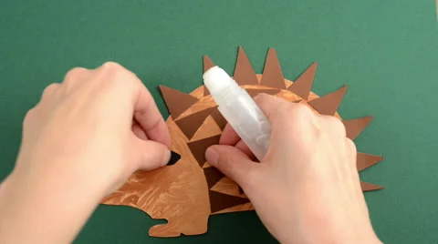 Creating hedgehog of paper 스톡 동영상 43594546