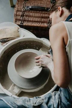 Creating a jar or vase of white clay close-up. Woman hands making clay jug. Foto stock