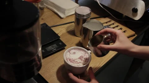 Creating a pattern of caramel syrup on cappuccino Видео 58862140