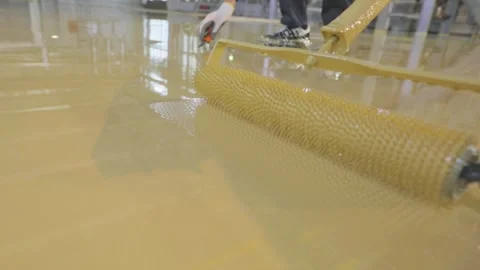 Creating a self-leveling floor. applying self-leveling floor to the surface. How Видео 318174822