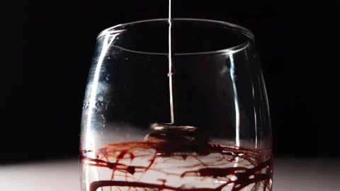 Creating slowmotion chocolate patterns in glass in coffeeshop 動画素材 342903768
