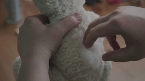 Creating soft handmade toys. Broken toy vintage bear Vidéo 75488002