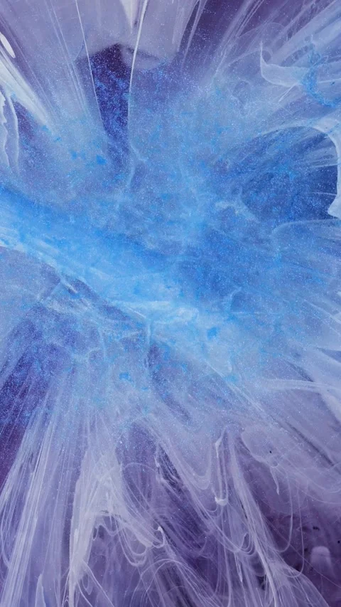 Creating stunning blue abstract art with alcohol ink in a bright studio setting 库存影片 293511679