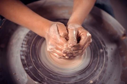 Creating vase of clay close-up. Master crock. The sculptor in the workshop makes Foto stock