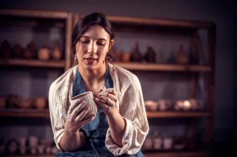 Creating vase of clay close-up. Master crock. The sculptor in the workshop makes Foto stock