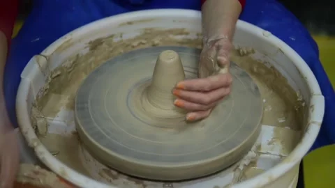 Creating vase of white clay slow motion 스톡 동영상 148265128