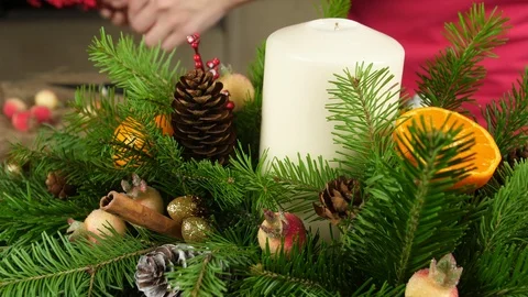 Creation of a table Christmas composition. Women's hands decorate the Stock Footage 116493606