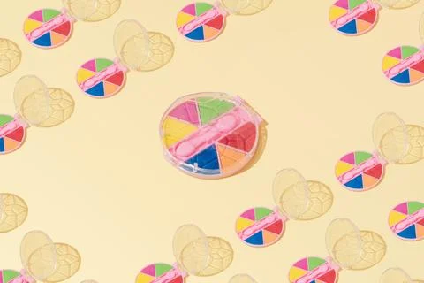 Creative abstract cosmetic makeup eye shadow pattern flat lay yellow backgrou Foto stock