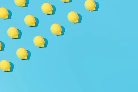 Creative abstract lemon pattern flat lay on pastel blue background copy space Foto stock