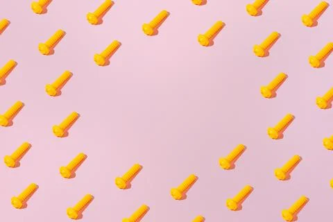 Creative abstract screw pattern flat lay on pastel pink background copy space Foto stock