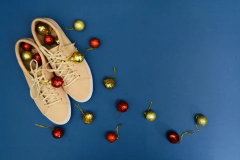 Creative backdrop for winter time. Shoe store with beige sneakers and decoration 스톡 사진