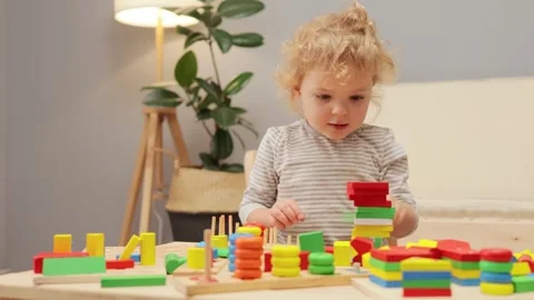 Creative block play. Nursery development activities. Shape sorting at home. Vidéo 256290578