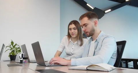 Creative businessmen are solving the current problem Stock Footage 151378748