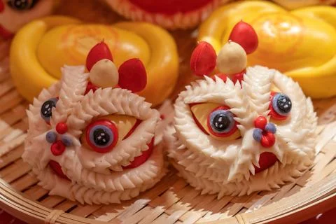 Creative chicken shaped pastry presentation Foto stock
