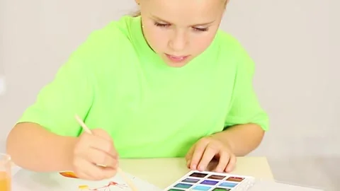 Creative child explores painting techniques with vibrant colors and focus Vídeo Stock 296332571