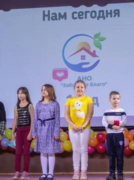 The creative children's collective performs on the stage. Foto stock
