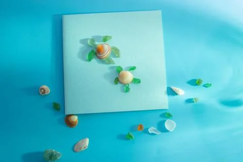 Creative composition of a couple turtle made from shell and green glass pie.. Fotos de archivo