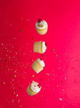 Creative composition. Delicious dessert - small muffins with cream and raspbe Foto stock