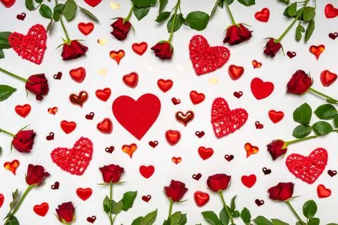 Creative composition made of fresh red roses flowers, hearts and sweets on wh Foto stock