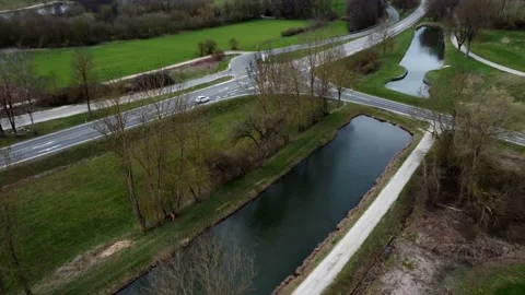 Creative continious flight over small stream with camera tilt 库存影片 151784478