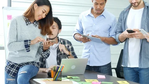 Creative design office center working teamwork. Happy business people partner pl Vídeos de archivo 124297203