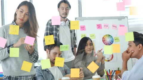 Creative design woman present talking use sticky notes post, present ideas. Dive Vídeo Stock 154442659