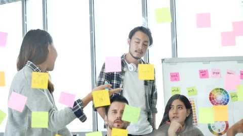 Creative design woman present talking use sticky notes post, present ideas. Dive Vidéo 154442913
