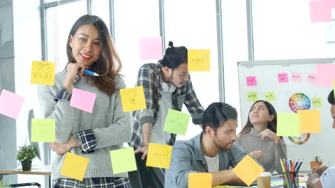 Creative design woman present talking use sticky notes post, present ideas. Dive Видео 154443250