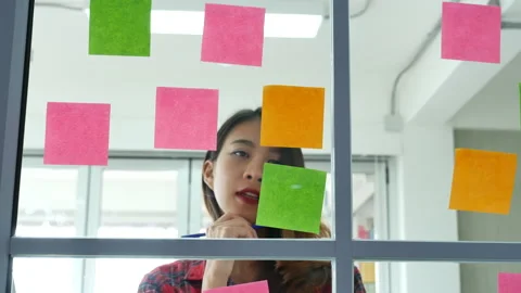 Creative design woman present talking use sticky notes post, present ideas. Dive Stockbeeldmateriaal 159845276